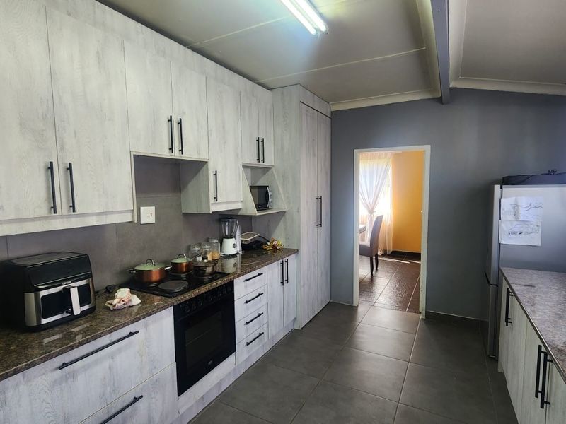 Spacious Family Home with Granny Flat for Sale in Modder East - Photo 2