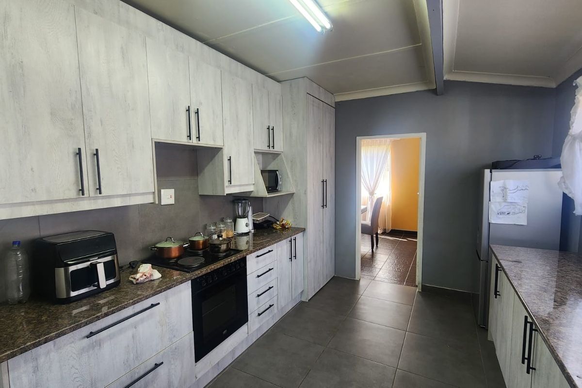 Spacious Family Home with Granny Flat for Sale in Modder East - Photo 2