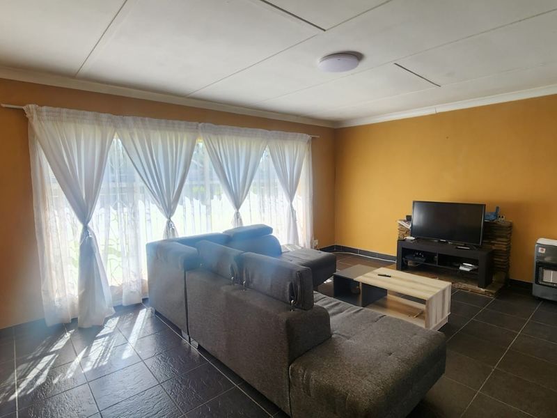 Spacious Family Home with Granny Flat for Sale in Modder East - Photo 6