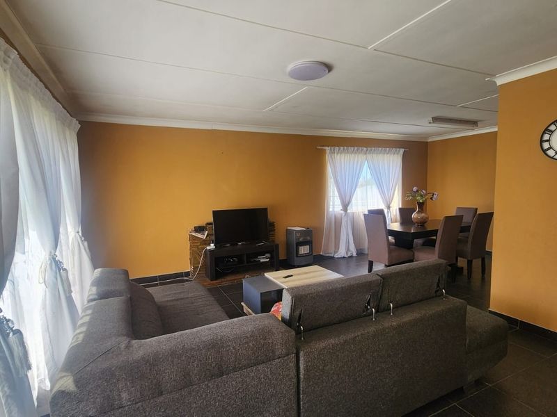 Spacious Family Home with Granny Flat for Sale in Modder East - Photo 5