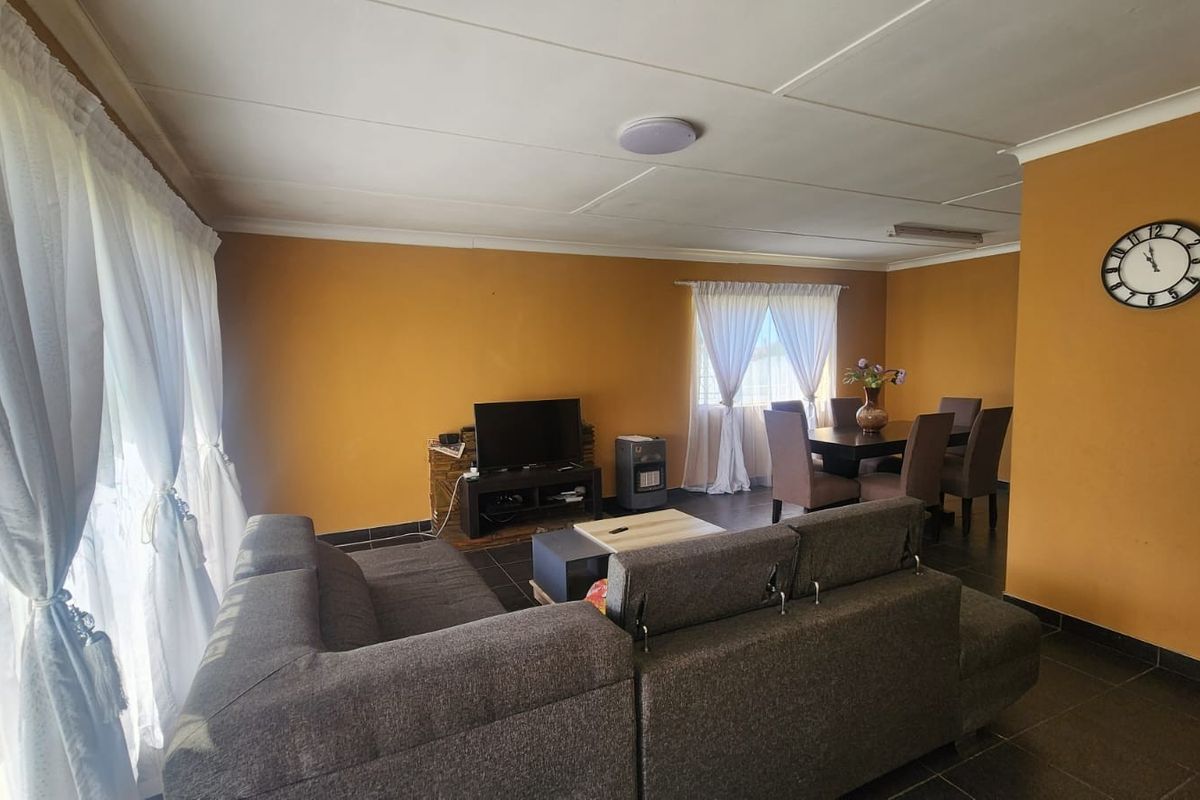 Spacious Family Home with Granny Flat for Sale in Modder East - Photo 5