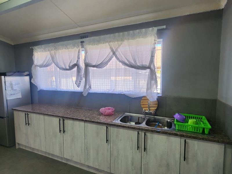 Spacious Family Home with Granny Flat for Sale in Modder East - Photo 4