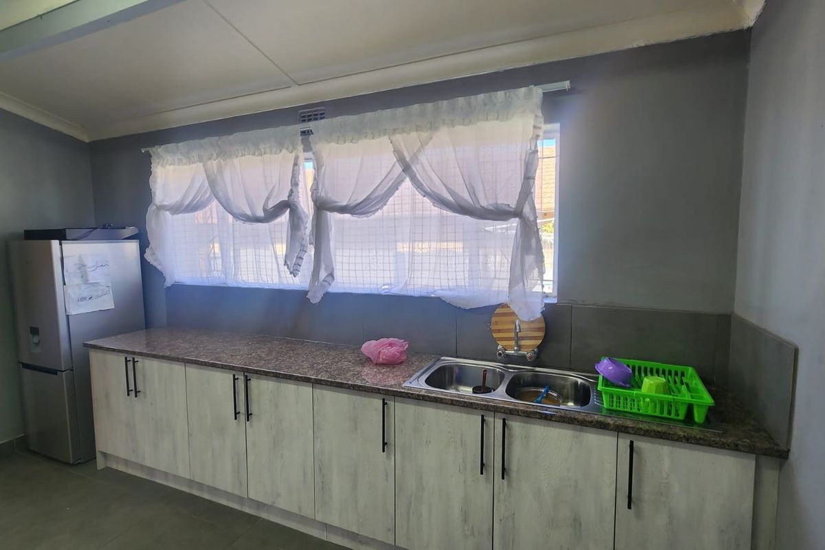 Spacious Family Home with Granny Flat for Sale in Modder East - Photo 4