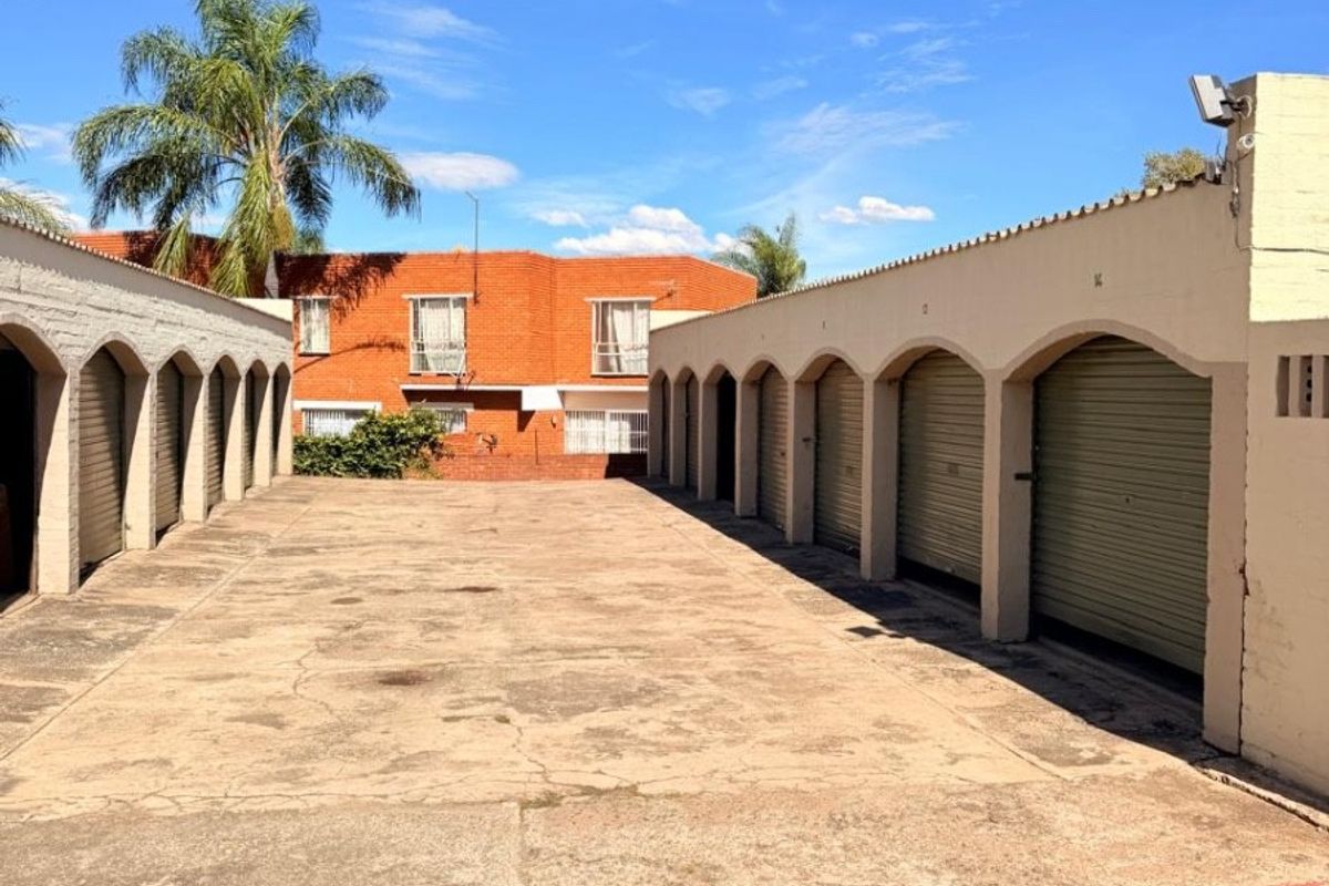 Apartment For Sale in Huttenheights, Newcastle, KwaZulu Natal - Photo 2