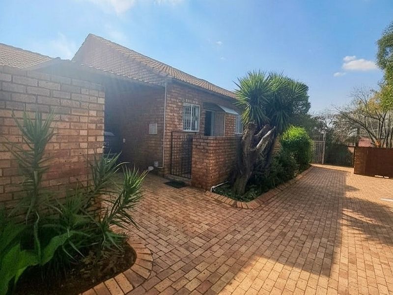 READY TO MOVE IN AND LIVE - Photo 1
