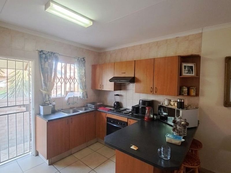 READY TO MOVE IN AND LIVE - Photo 6