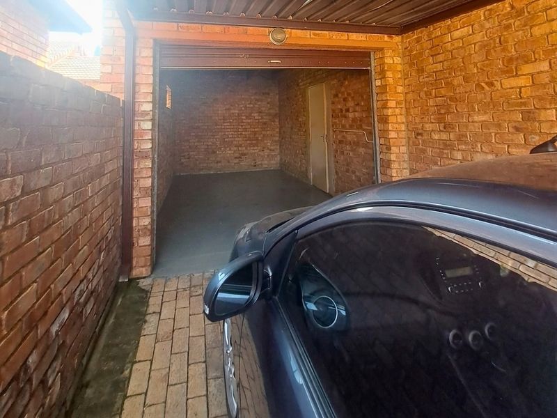 READY TO MOVE IN AND LIVE - Photo 4
