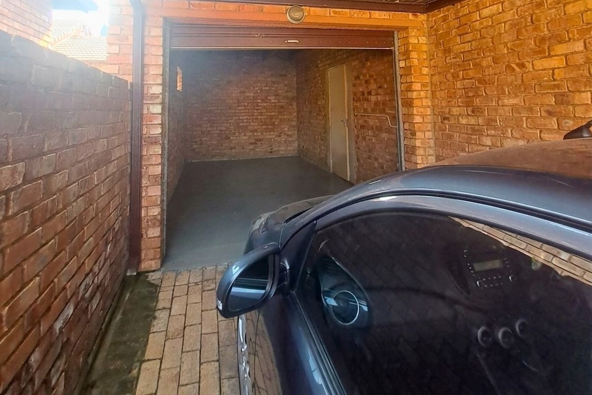 READY TO MOVE IN AND LIVE - Photo 4