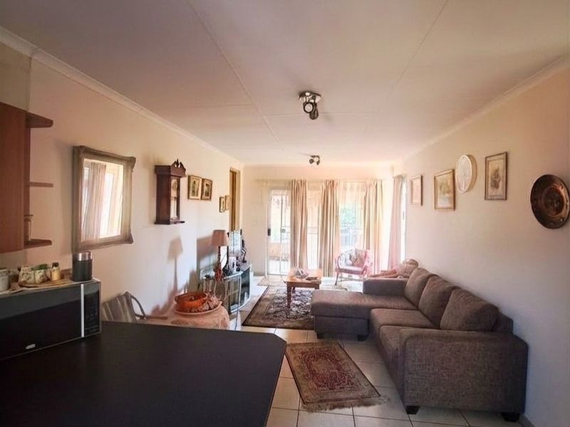 READY TO MOVE IN AND LIVE - Photo 2