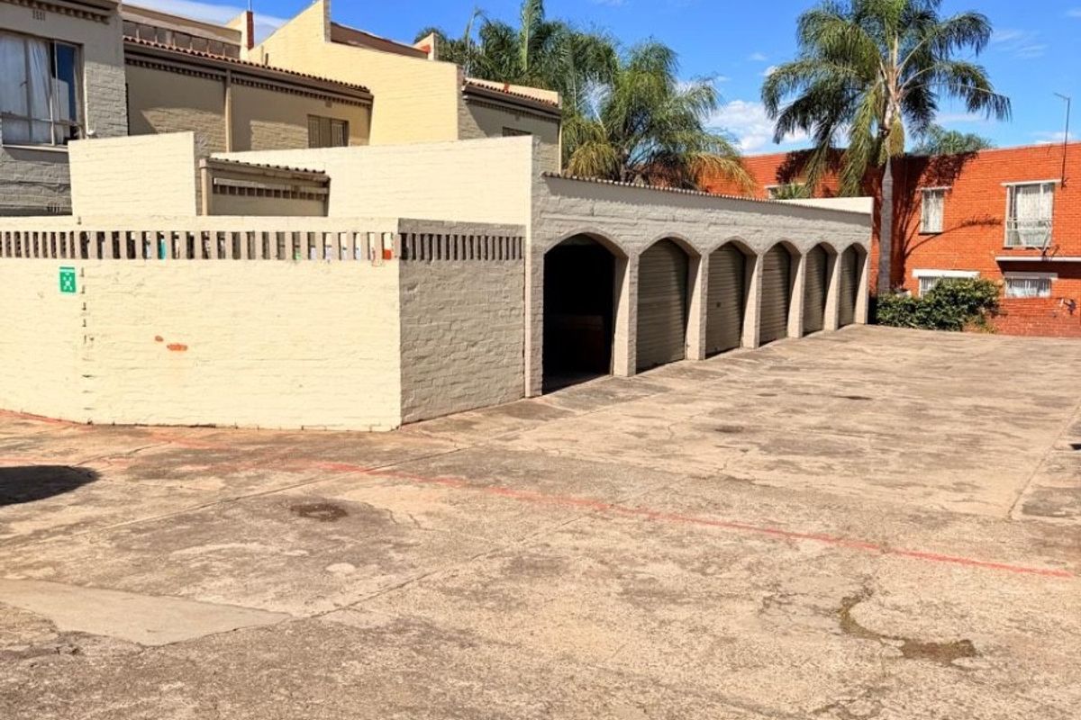Apartment For Sale in Huttenheights, Newcastle, KwaZulu Natal - Photo 3