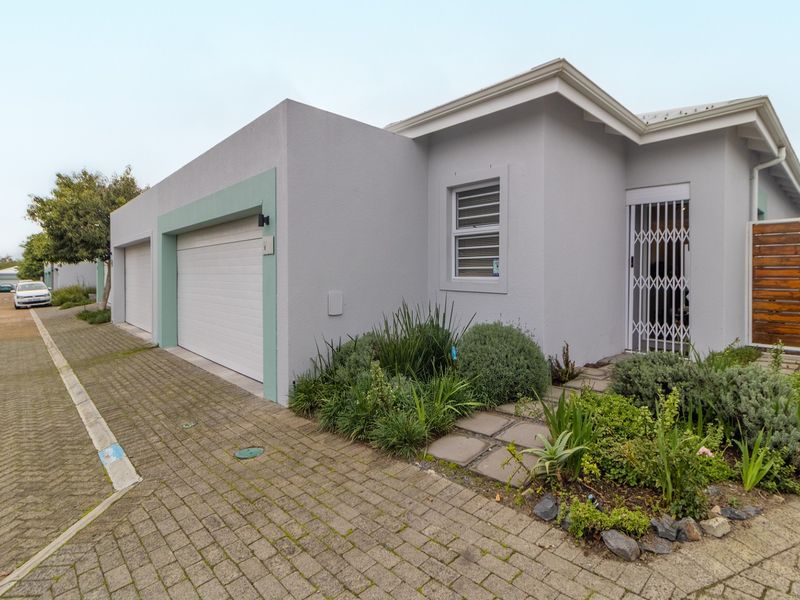 The Perfect 3 Bedroom Home, So Move-in Ready, Even Your Dog Will Approve. - Photo 1