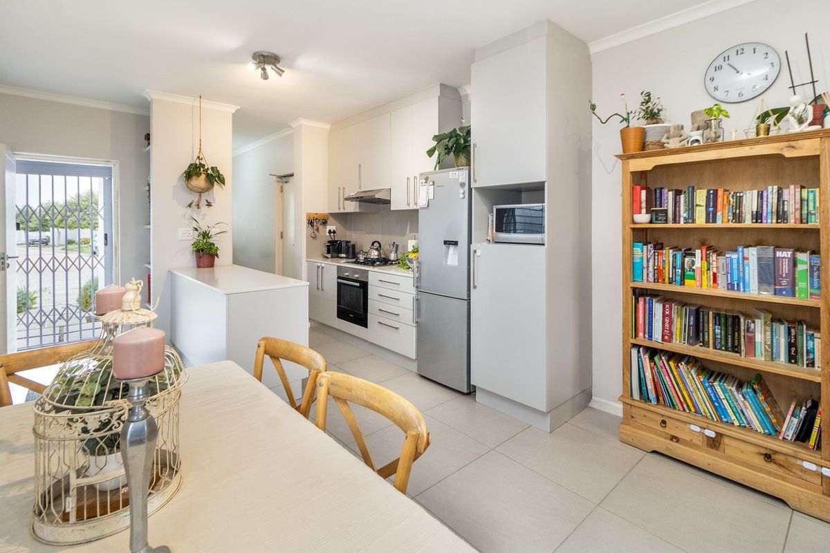 The Perfect 3 Bedroom Home, So Move-in Ready, Even Your Dog Will Approve. - Photo 2