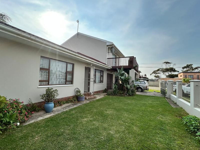 FAMILY HOME IN SOUGHT-AFTER SUNRISE-ON-SEA - Photo 1