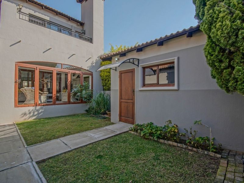 Spacious and Attractive Townhouse in Exclusive Estate! - Photo 1