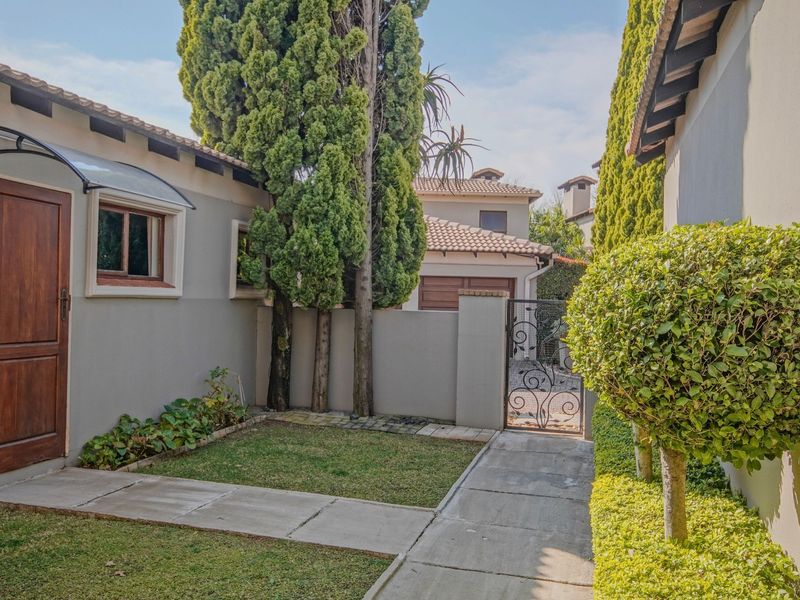 Spacious and Attractive Townhouse in Exclusive Estate! - Photo 2