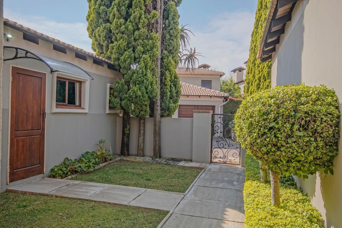 Spacious and Attractive Townhouse in Exclusive Estate! - Photo 2