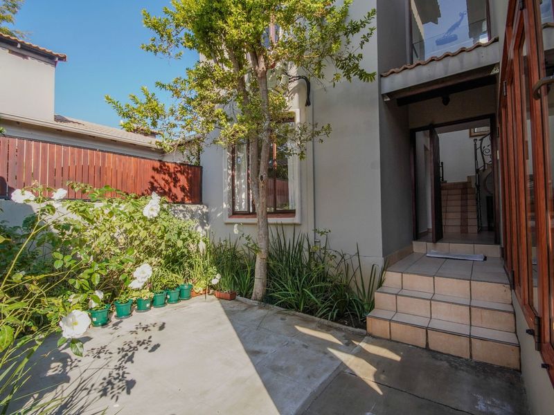 Spacious and Attractive Townhouse in Exclusive Estate! - Photo 3