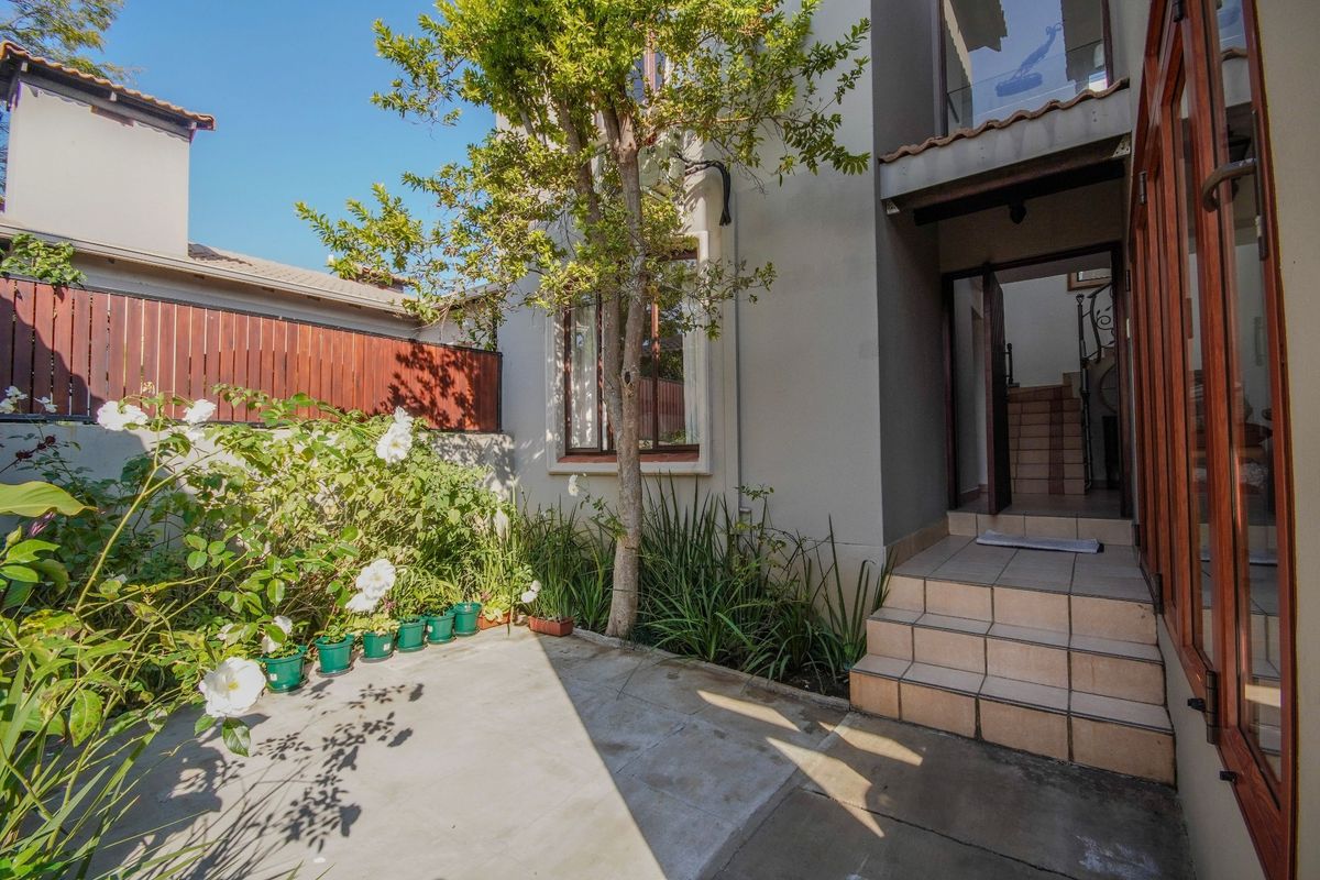 Spacious and Attractive Townhouse in Exclusive Estate! - Photo 3