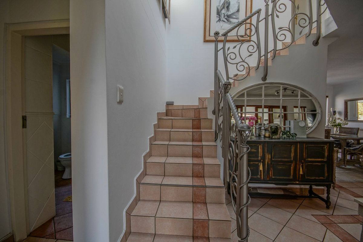 Spacious and Attractive Townhouse in Exclusive Estate! - Photo 4