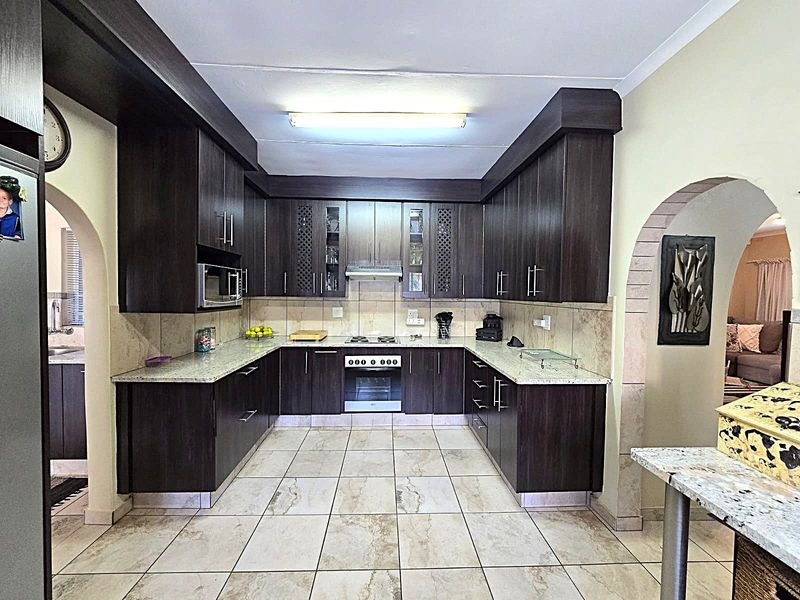 House For Sale in Magalieskruin, Pretoria - Photo 3