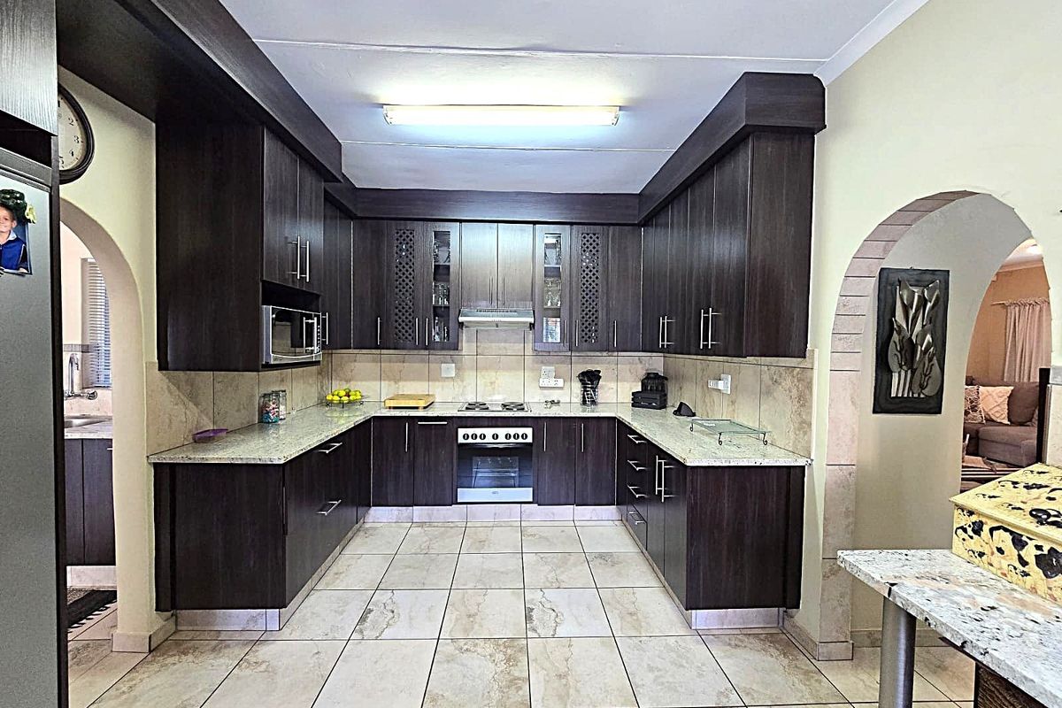House For Sale in Magalieskruin, Pretoria - Photo 3