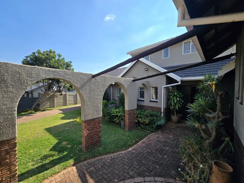 House For Sale in Magalieskruin, Pretoria - Photo 2
