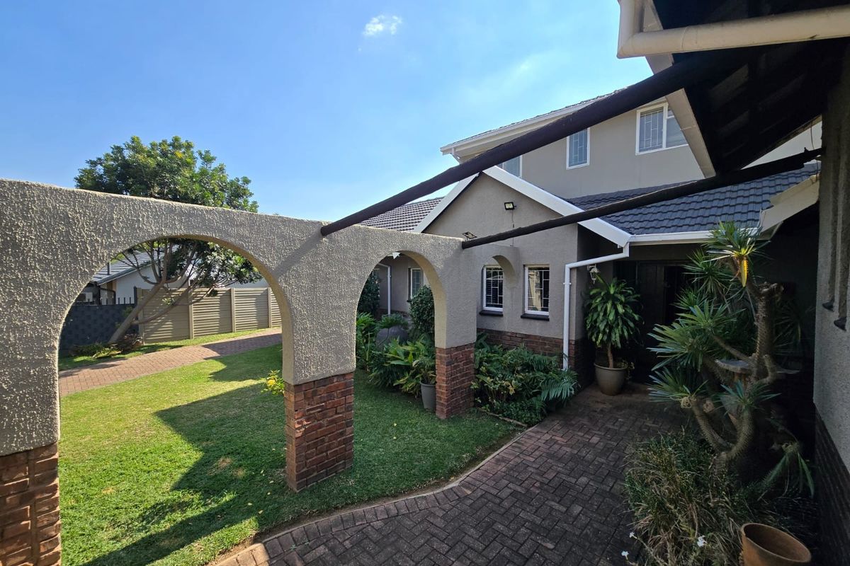 House For Sale in Magalieskruin, Pretoria - Photo 2