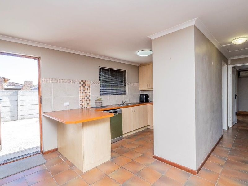 House For Sale in De Oude Spruit, Brackenfell - Photo 10