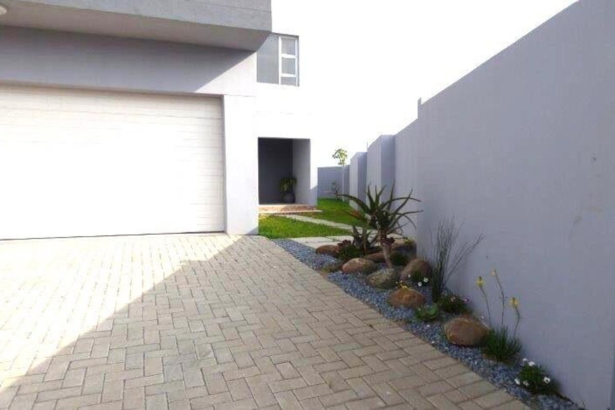 Prestige double story Townhouse Nahoon - IMMEDIATELY AVAILABLE - Photo 3