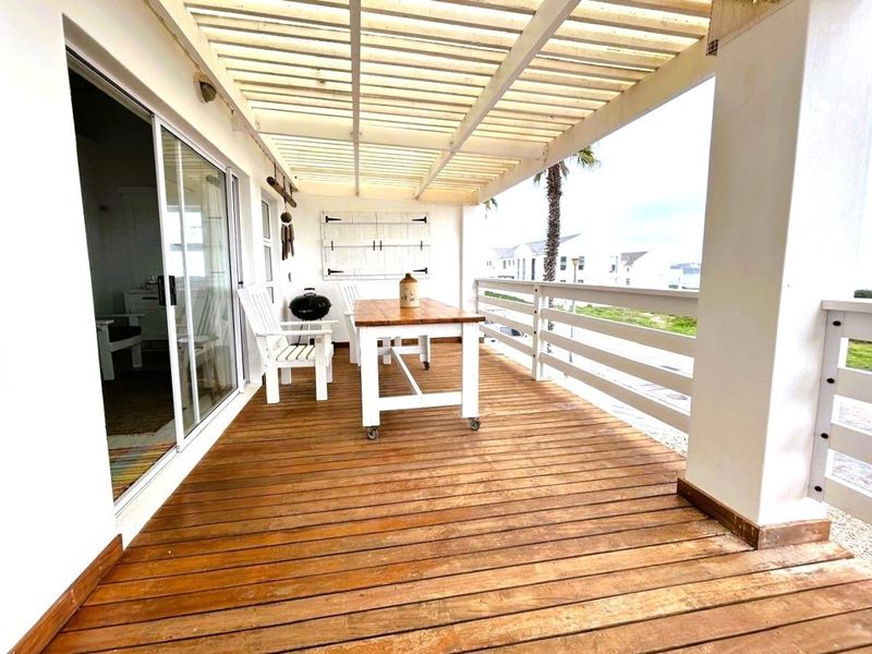 35 Metres to the Beach: Versatile 3-Bedroom Home on Golden Mile. - Photo 2