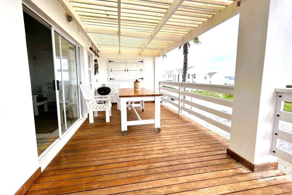 35 Metres to the Beach: Versatile 3-Bedroom Home on Golden Mile. - Photo 2