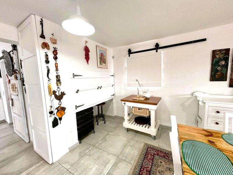 35 Metres to the Beach: Versatile 3-Bedroom Home on Golden Mile. - Photo 9