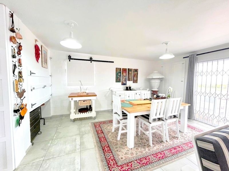 35 Metres to the Beach: Versatile 3-Bedroom Home on Golden Mile. - Photo 7