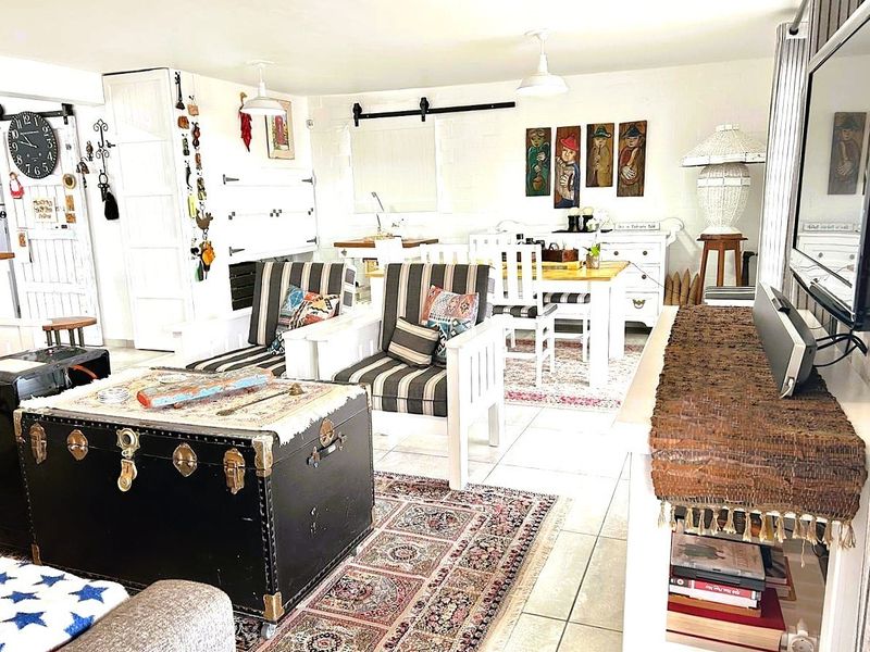 35 Metres to the Beach: Versatile 3-Bedroom Home on Golden Mile. - Photo 6