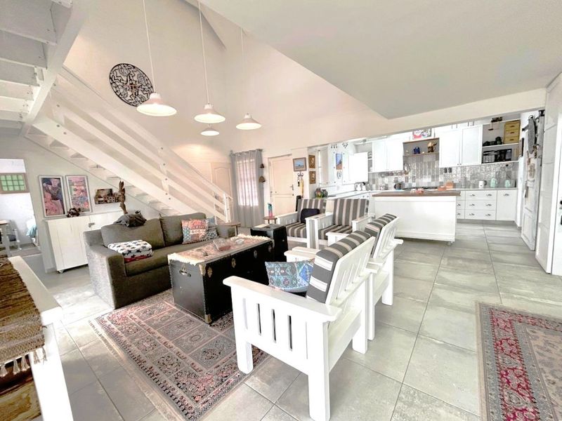 35 Metres to the Beach: Versatile 3-Bedroom Home on Golden Mile. - Photo 10