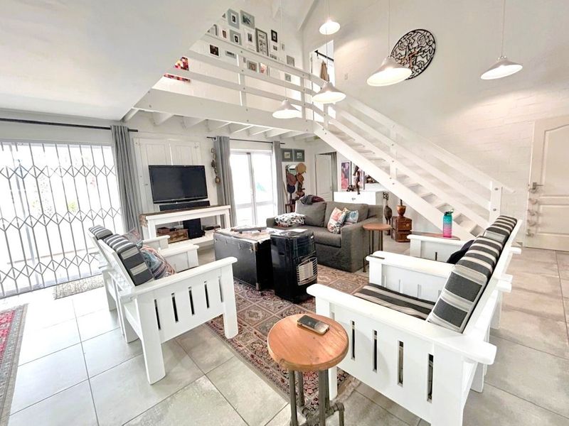 35 Metres to the Beach: Versatile 3-Bedroom Home on Golden Mile. - Photo 4