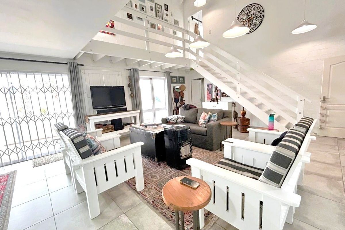 35 Metres to the Beach: Versatile 3-Bedroom Home on Golden Mile. - Photo 4