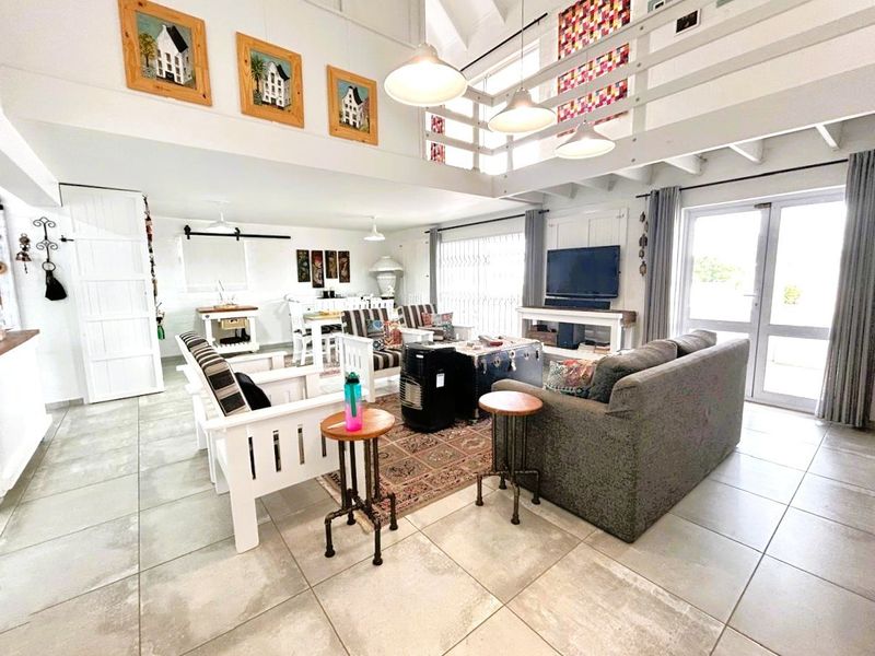 35 Metres to the Beach: Versatile 3-Bedroom Home on Golden Mile. - Photo 5