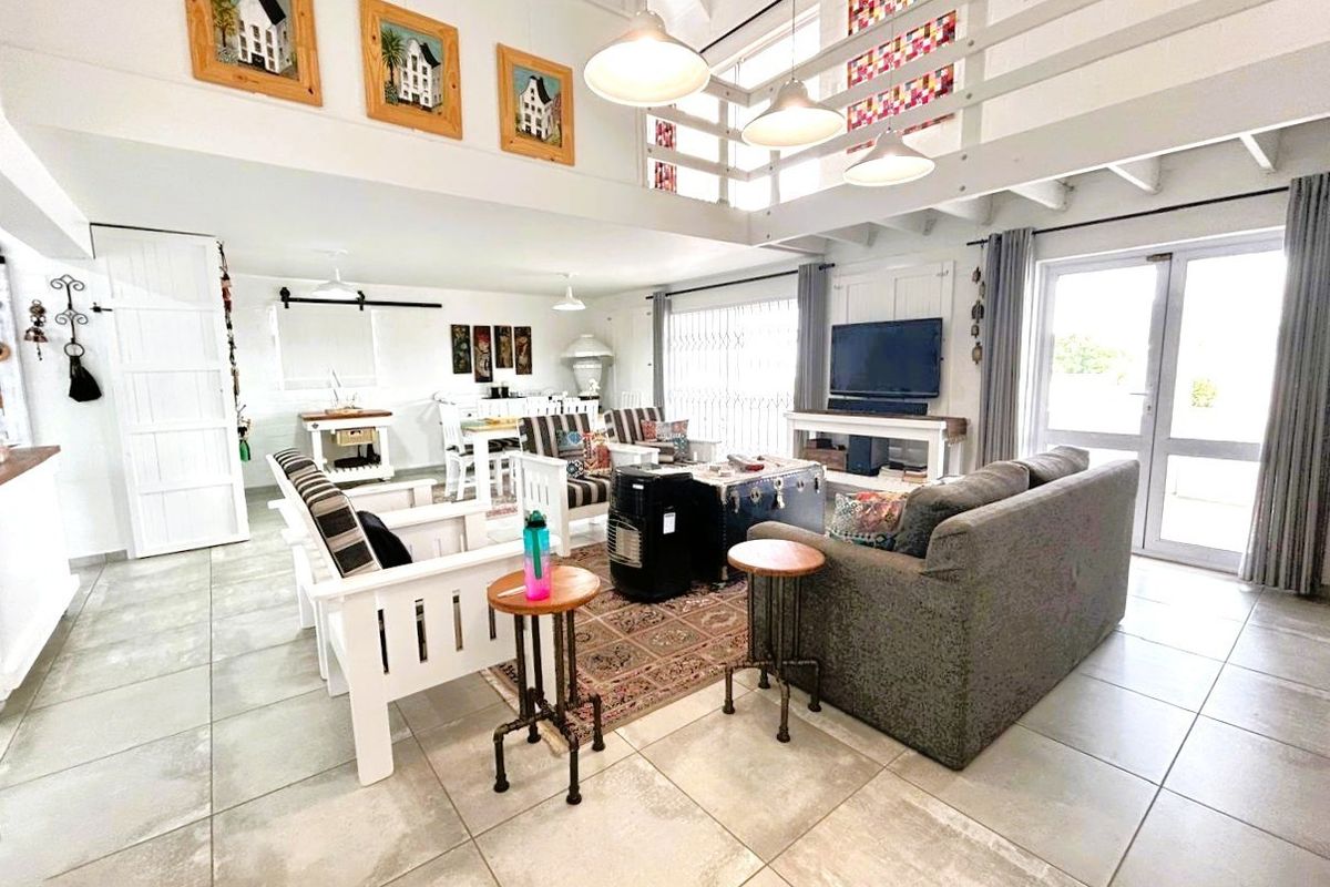 35 Metres to the Beach: Versatile 3-Bedroom Home on Golden Mile. - Photo 5
