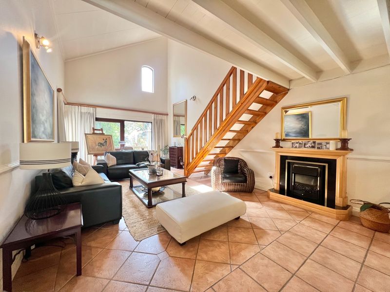 Fully Furnished 2-Bedroom Loft Apartment with Expansive Living Areas and Park Views - Photo 4