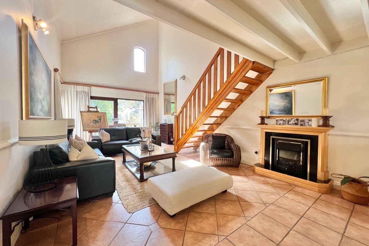 Fully Furnished 2-Bedroom Loft Apartment with Expansive Living Areas and Park Views - Photo 4