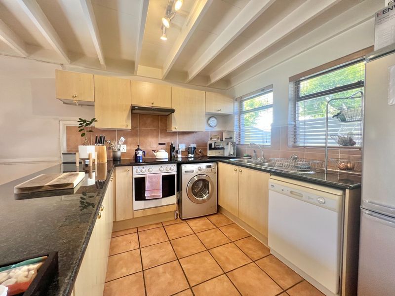 Fully Furnished 2-Bedroom Loft Apartment with Expansive Living Areas and Park Views - Photo 6
