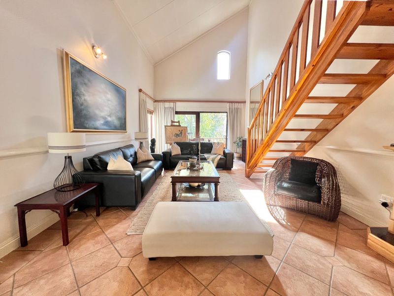 Fully Furnished 2-Bedroom Loft Apartment with Expansive Living Areas and Park Views - Photo 3