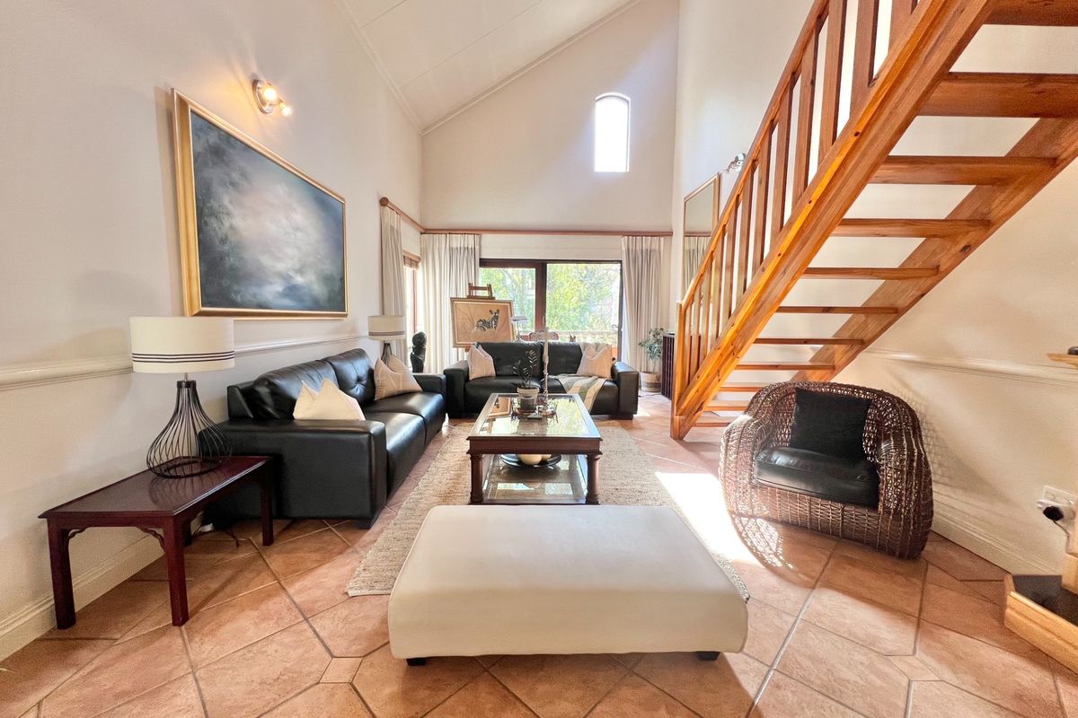 Fully Furnished 2-Bedroom Loft Apartment with Expansive Living Areas and Park Views - Photo 3