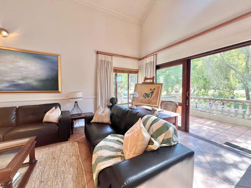 Fully Furnished 2-Bedroom Loft Apartment with Expansive Living Areas and Park Views - Photo 8