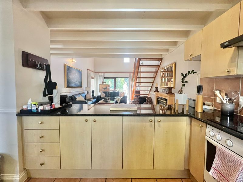 Fully Furnished 2-Bedroom Loft Apartment with Expansive Living Areas and Park Views - Photo 7