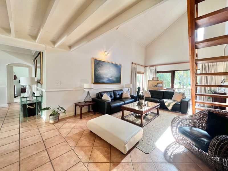 Fully Furnished 2-Bedroom Loft Apartment with Expansive Living Areas and Park Views - Photo 2