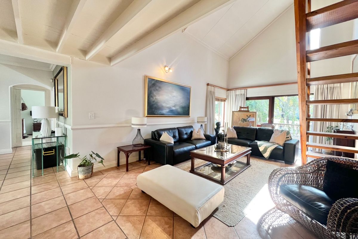 Fully Furnished 2-Bedroom Loft Apartment with Expansive Living Areas and Park Views - Photo 2