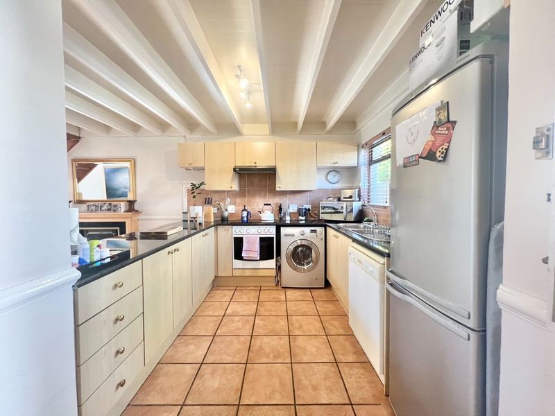 Fully Furnished 2-Bedroom Loft Apartment with Expansive Living Areas and Park Views - Photo 5