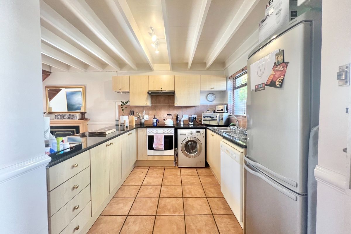 Fully Furnished 2-Bedroom Loft Apartment with Expansive Living Areas and Park Views - Photo 5